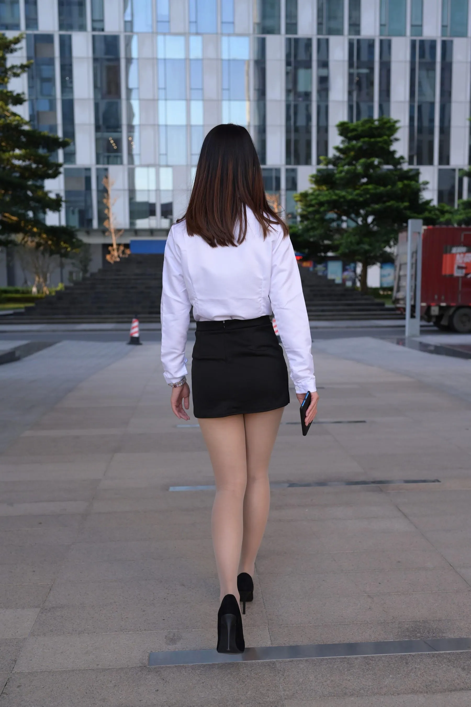 [魔镜街拍] NO.082 SM_0006街拍肉丝高跟制服ol小姐姐 [203P]插图